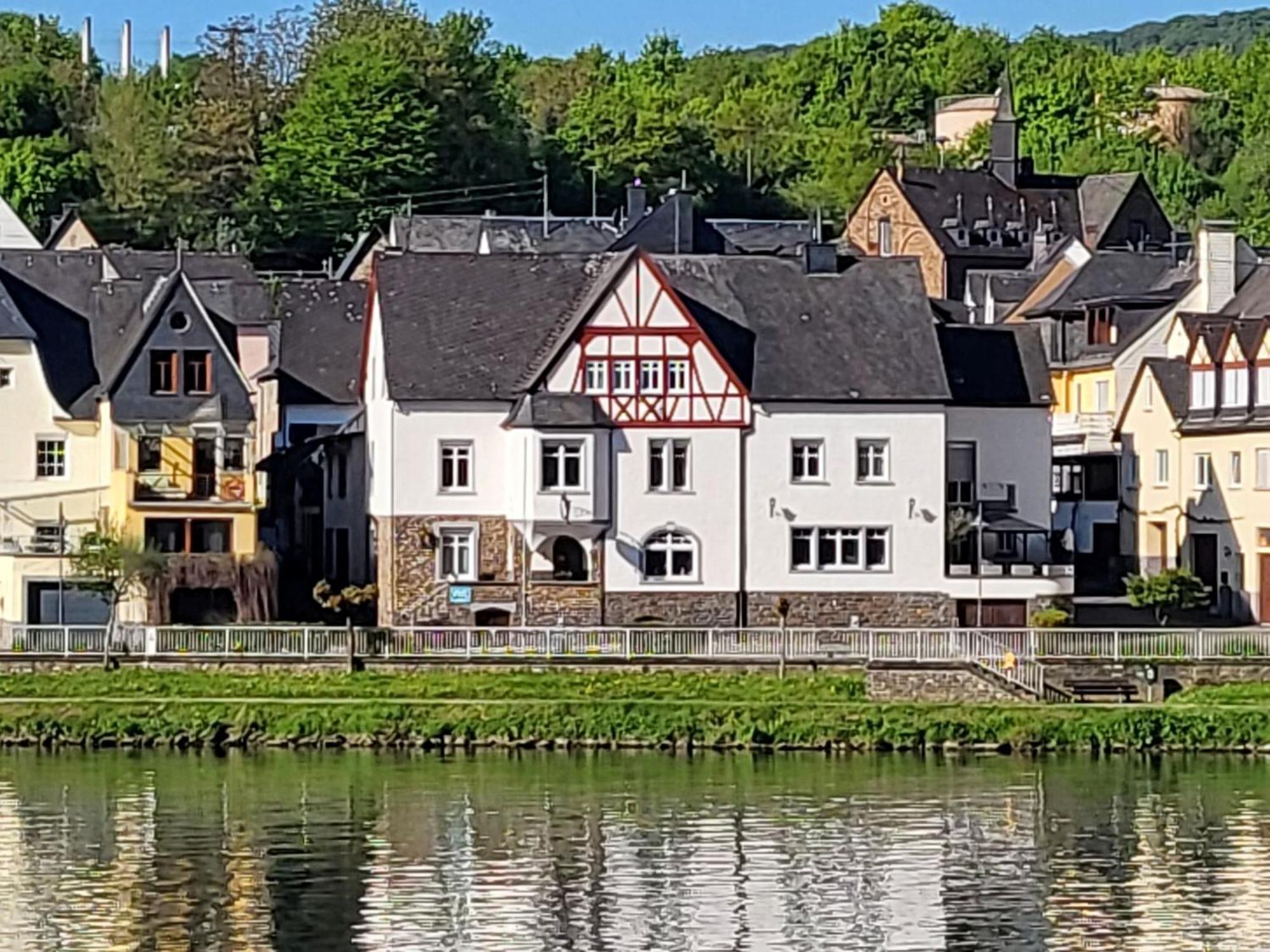 Mosel-Landhaus Am Moselufer B&B 브리에데른 외부 사진